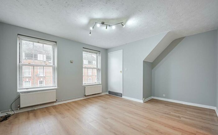 3 Bedroom Flat To Rent In Landulph House, SE11