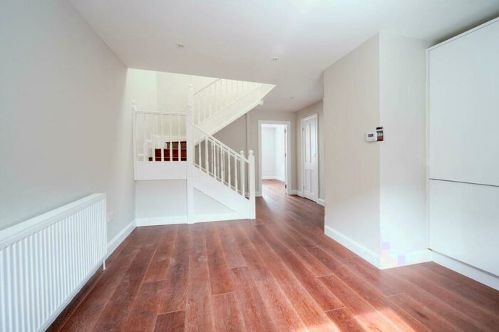 2 Bedroom Flat To Rent In Montpelier Vale, Blackheath, London, SE3