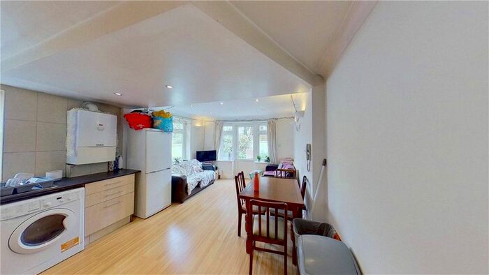3 Bedroom Flat To Rent In Tooting Bec Road, Tooting, London, SW17