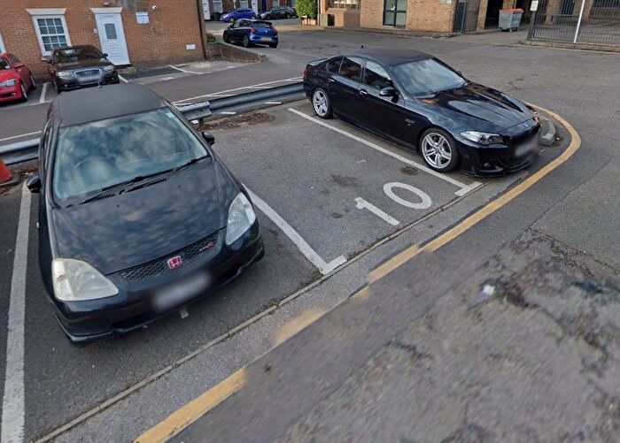 Garage / Parking To Rent In Liverpool Road, Luton, LU1