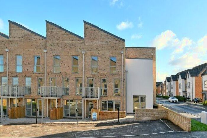 3 Bedroom Town House To Rent In Lescar Road, Rotherham, S60