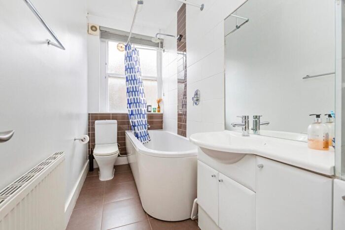 2 Bedroom Apartment To Rent In Pleasant Place, Islington, London, N1