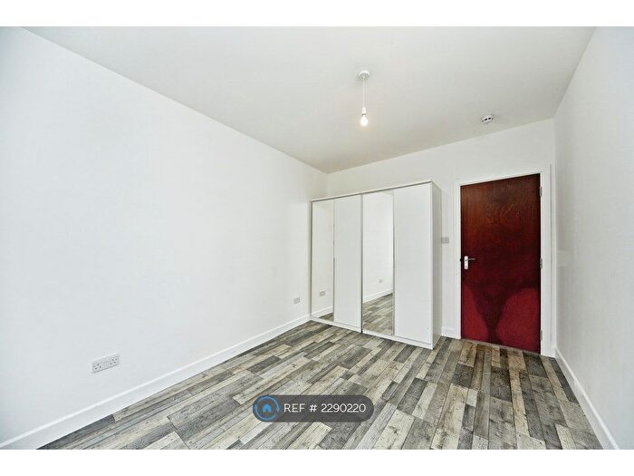 3 Bedroom Flat To Rent In Rydal Road, London, SW16
