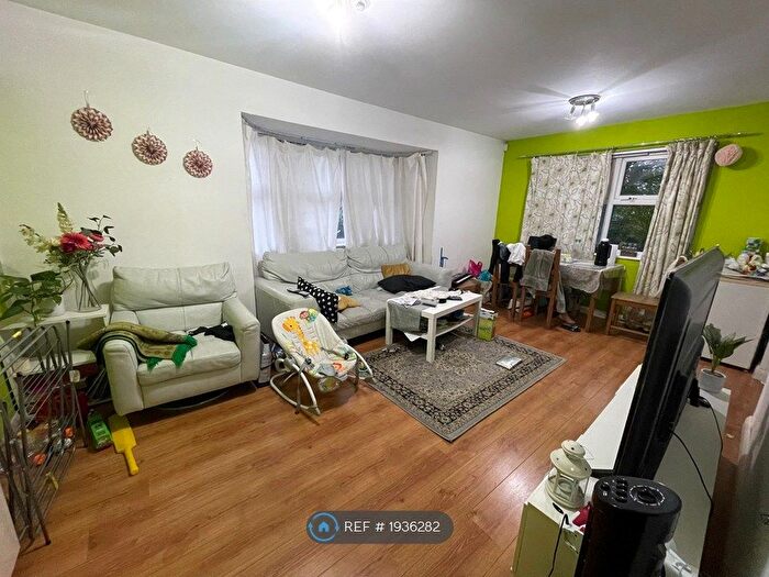 2 Bedroom Flat To Rent In Adeliza Close, Barking, IG11