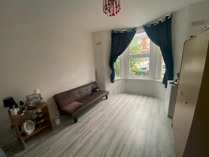 2 Bedroom Flat To Rent In Gladstone Avenue, Manor Park, E12