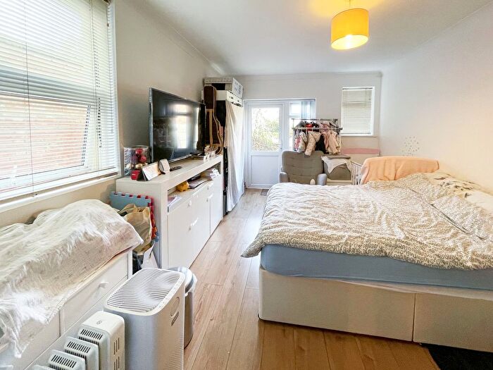 Studio To Rent In Manstone Road, Kilburn, NW2