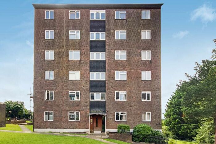 3 Bedroom Flat To Rent In Mansfield Heights, Great North Road, London, N2