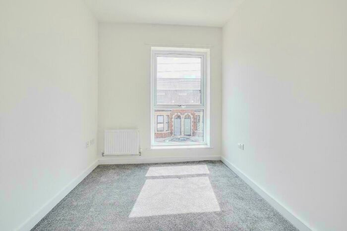3 Bedroom Flat To Rent In London, SE5