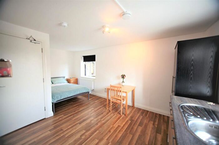 Flat To Rent In Brent Street, Hendon, NW4