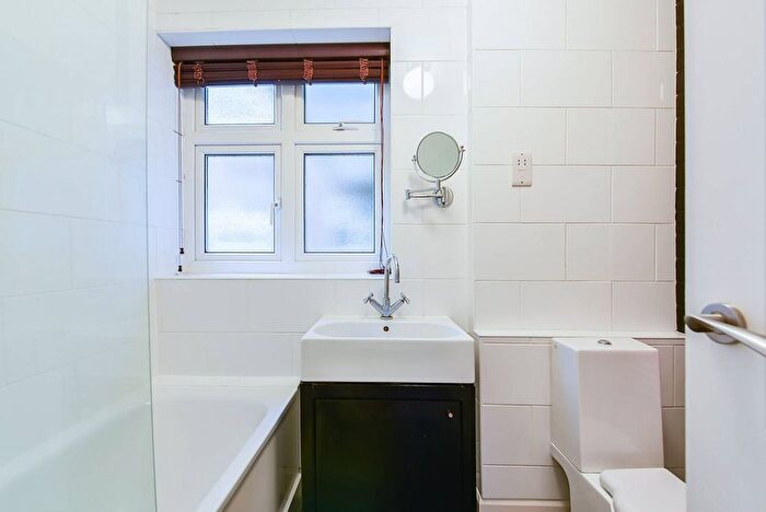 2 Bedroom Flat To Rent In The Downs, Wimbledon, London, SW20