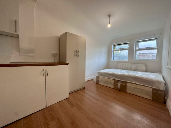 Studio To Rent In Colliers Water Lane, CR7