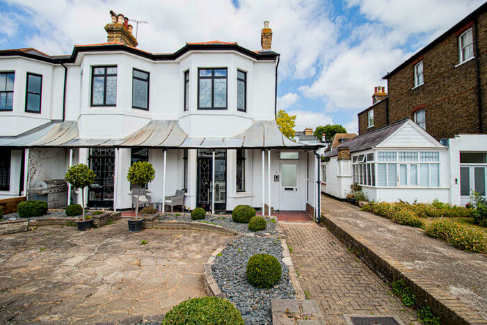 2 Bedroom Flat To Rent In Clifftown Parade, Southend-on-sea, SS1