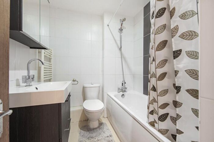 2 Bedroom Flat For Sale In High Street, London, E15