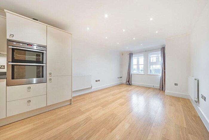 1 Bedroom Flat To Rent In Albany Park Road, Kingston Upon Thames, Greater London, KT2