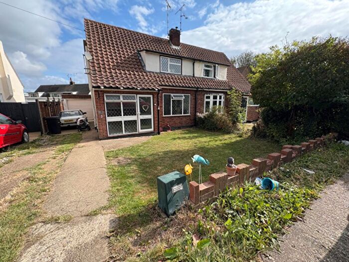 3 Bedroom Semi-Detached House For Sale In Southend Road, Hockley, Essex, SS5