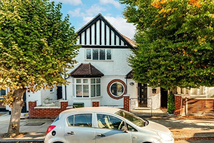 4 Bedroom Detached House To Rent In Brookside Road, Golders Green, NW11