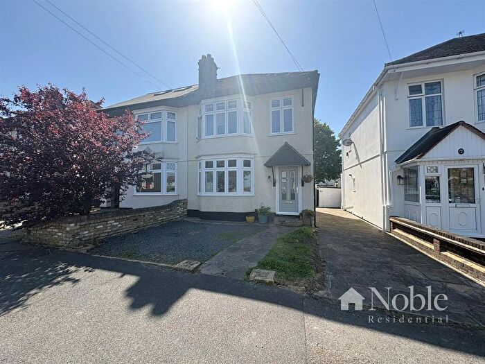 3 Bedroom Semi-Detached House For Sale In Bush Elms Road, Hornchurch, RM11