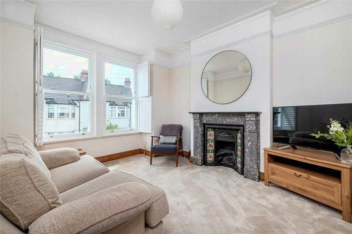 3 Bedroom Garage / Parking To Rent In Inglemere Road, Mitcham, CR4