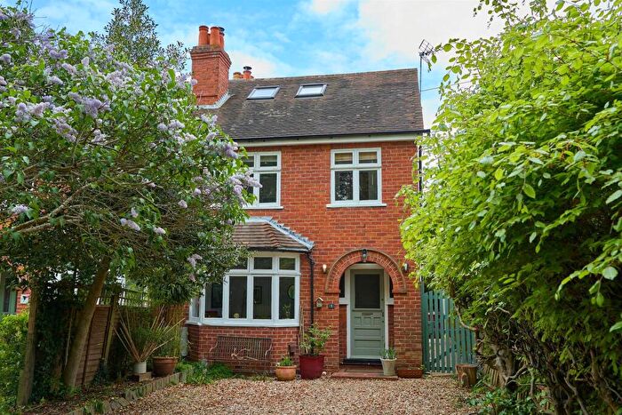 3 Bedroom Semi-Detached House For Sale In Gravel Hill, Emmer Green, Reading, RG4