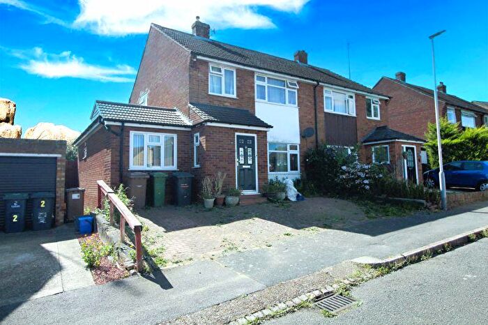 3 Bedroom Semi-Detached House For Sale In Midhurst Gardens, Luton, LU3