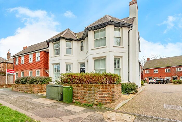 2 Bedroom Flat For Sale In School Hill, Merstham, Redhill, RH1