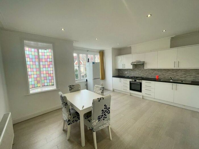 2 Bedroom Flat To Rent In Dinsmore Road, SW12