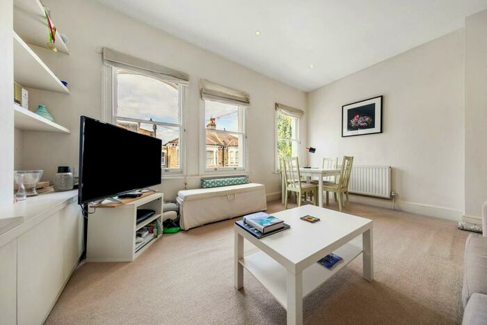 2 Bedroom Flat To Rent In Belleville Road, Between The Commons, London, SW11