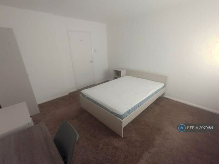 3 Bedroom Flat To Rent In St. Matthews Close, Exeter, EX1