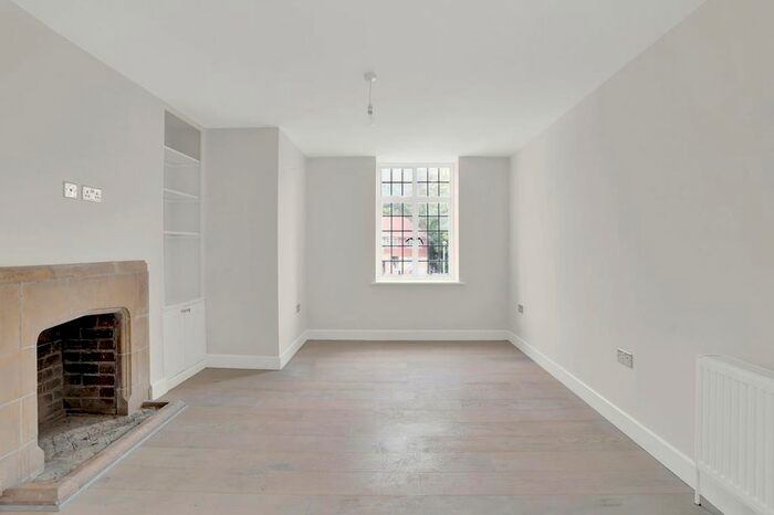 1 Bedroom Flat To Rent In Queens Close, Lammas Lane, KT10