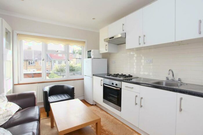 1 Bedroom Flat To Rent In Clitterhouse Crescent, Cricklewood, London, NW2