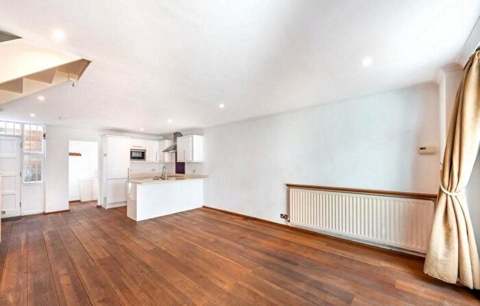 3 Bedroom Mews To Rent In Cornwall Terrace Mews, Marylebone, London, NW1