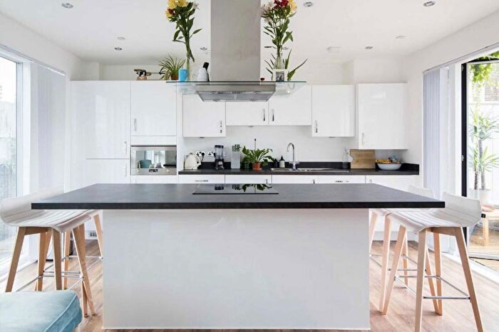 2 Bedroom Flat To Rent In London Lane, London Fields, E8