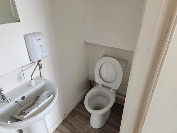 1 Bedroom Property To Rent In Flat Market Street, Rhosllanerchrugog, LL14