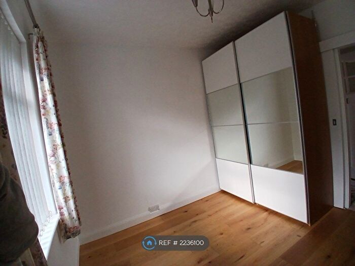 2 Bedroom Bungalow To Rent In Kingsmead, Barnet, EN5