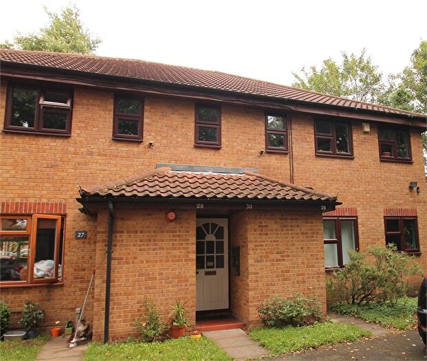 2 Bedroom Flat To Rent In Osprey Close, Snaresbrook, London, E11