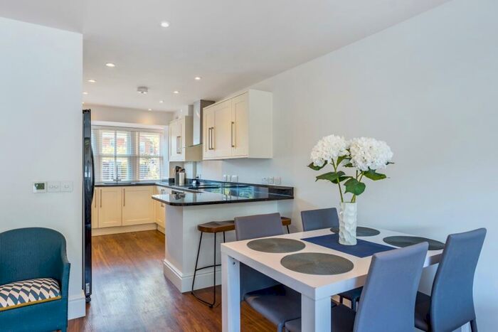 2 Bedroom Detached House To Rent In Klondyke Marlow, SL7