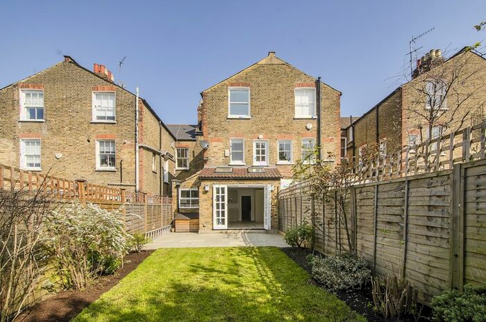 5 Bedroom Flat To Rent In Iveley Road, London, SW4