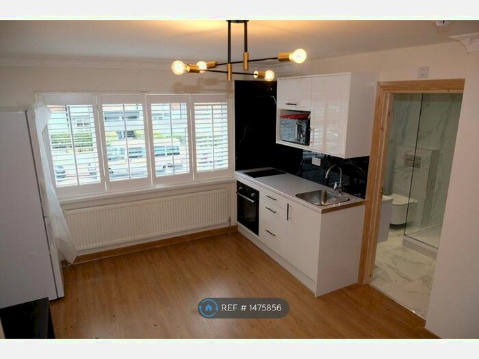 Studio To Rent In Coles Green Road, London, NW2