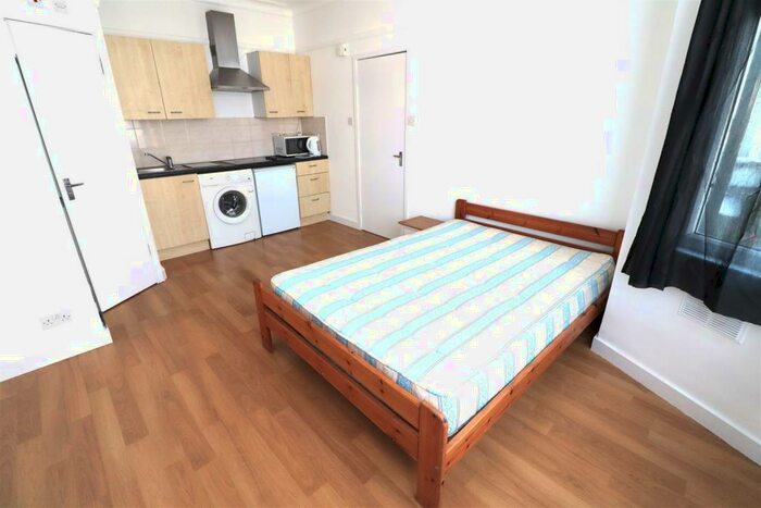 Flat To Rent In Hallswelle Road, London, NW11