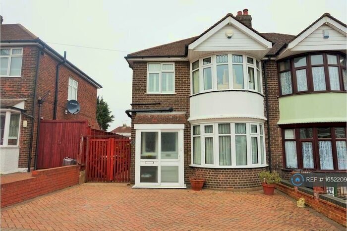 3 Bedroom Semi-Detached House To Rent In Exton Avenue, Luton, LU2