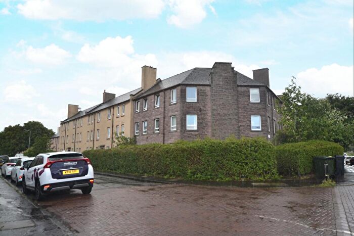 2 Bedroom Flat To Rent In Pennywell Road, Edinburgh, EH4