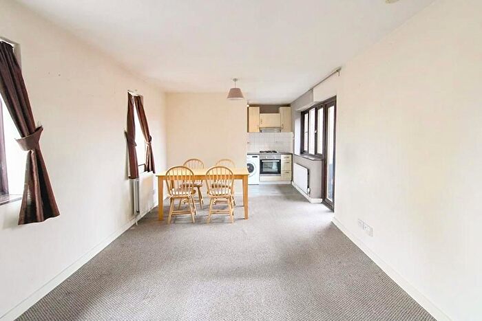 2 Bedroom Flat To Rent In - Cricklewood Lane, London, NW2