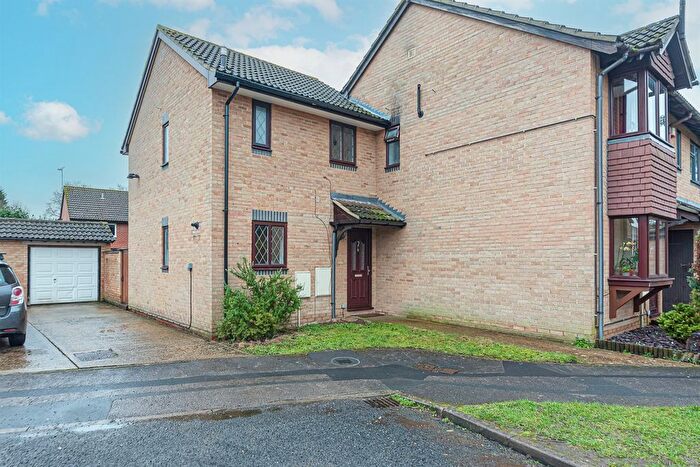 2 Bedroom End Of Terrace House To Rent In St James Road, Finchampstead, RG40