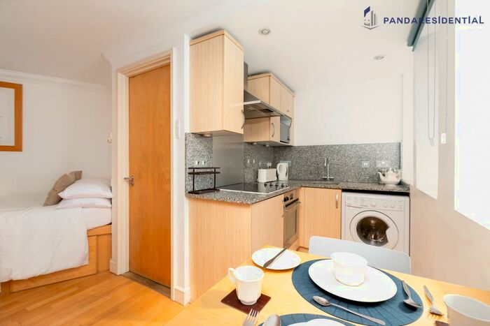 Flat To Rent In , Trinity Square, London, EC3N