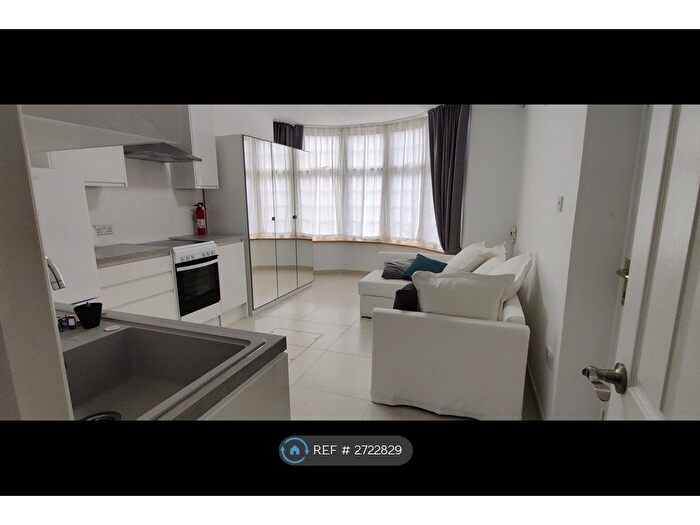 Studio To Rent In Flower Lane, London, NW7