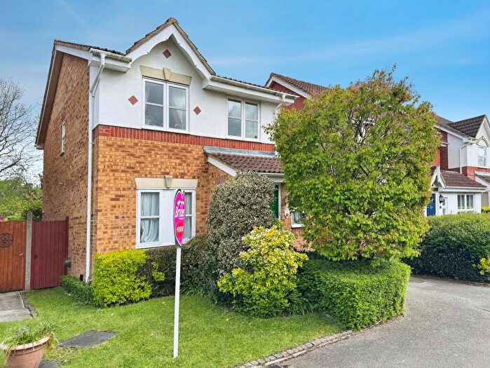3 Bedroom Detached House For Sale In Lincoln Close, Ash Vale, Surrey, GU12
