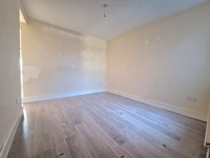 3 Bedroom Semi-Detached House To Rent In Vernon Road, Luton, LU1