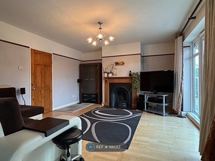 2 Bedroom Flat To Rent In Southend Close, London, SE9