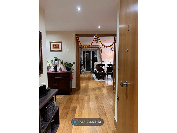 2 Bedroom Flat To Rent In High Road, Woodford Green, Greater London, United Kingdom, IG8