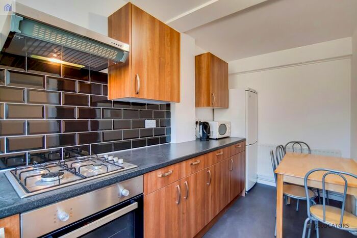 3 Bedroom Maisonette To Rent In White Horse Lane, London, E1